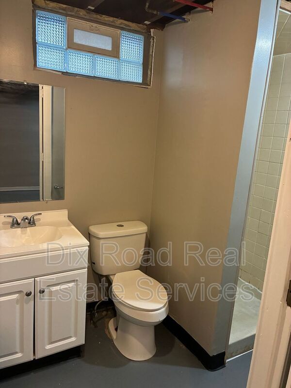 Building Photo - 112 Iroquois Ave