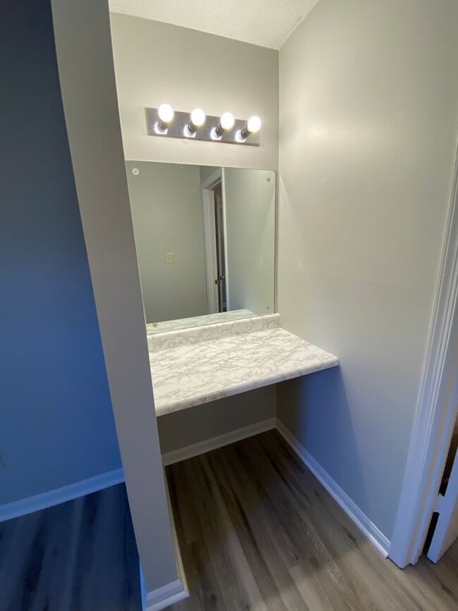 Building Photo - Two bedroom near Peaks View Park! Water, t...