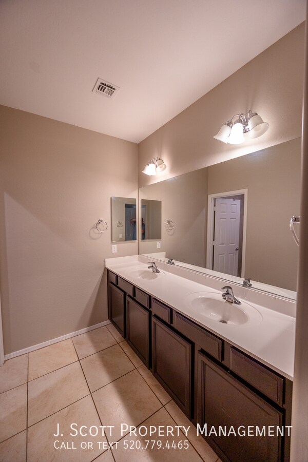 Building Photo - 17737 W Mandalay Ln