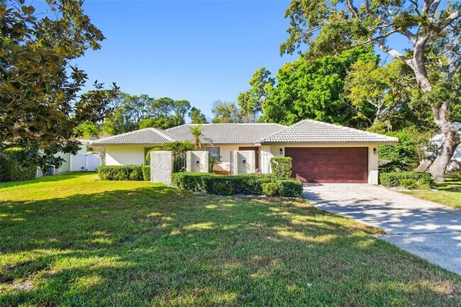 Primary Photo - 970 Rolling Hills Dr