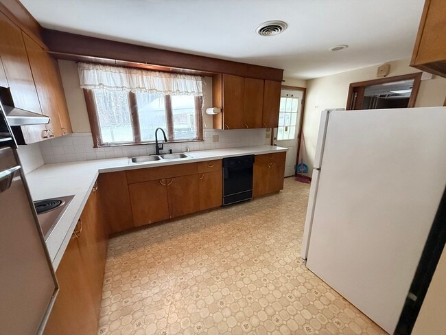 Building Photo - 1090 Pleasant St