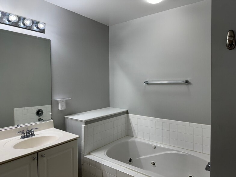 Building Photo - 15 Lombard Ln