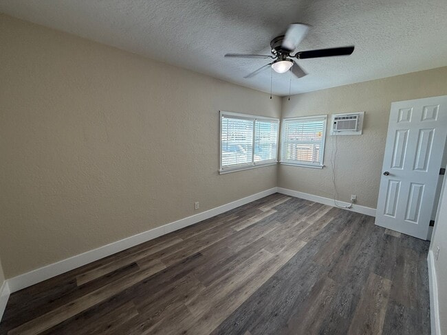 Building Photo - 3 bed 2 bath house with garage