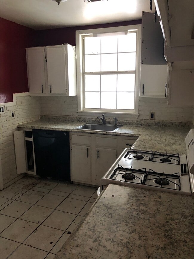 Building Photo - Nice three bedroom with hardwood floors, and Two car garage