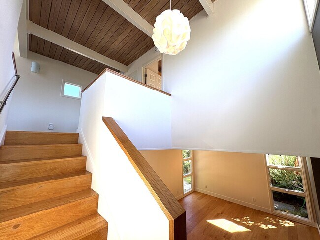 Building Photo - Beautifully Updated 5-Bedroom Home coming ...