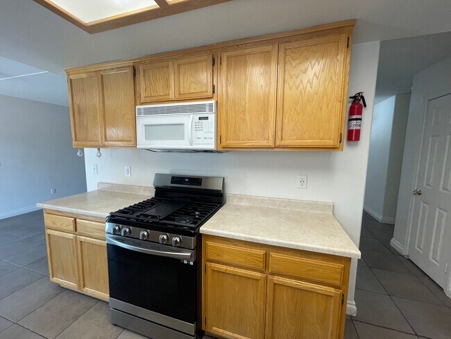 Building Photo - Charming Three Bedrooms, 2 Bathrooms Home In Apple Valley, Fully Fenced & Cross Fenced,