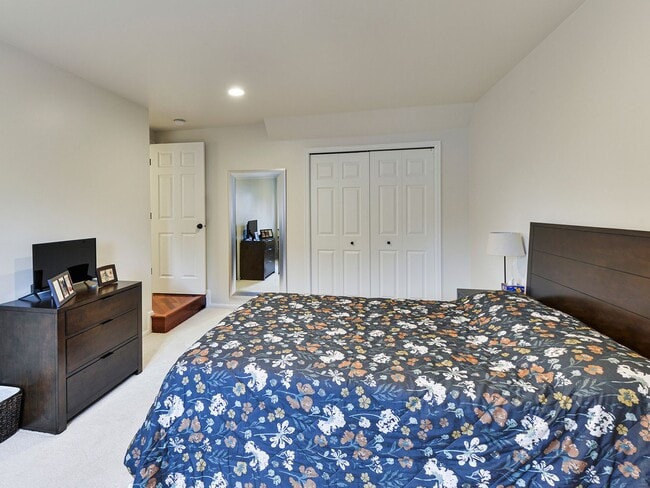 Building Photo - Stunning and Elegant 4+ Bedroom on Park-Like Lot Pine Lake Estates Sammamish