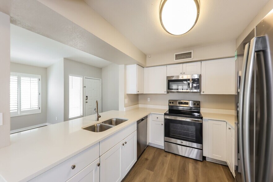 Building Photo - 8810 W Grovers Ave