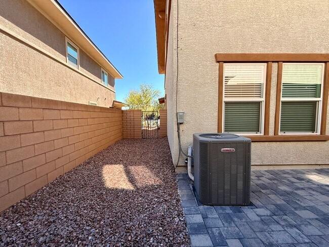 Building Photo - 3 BED 2.5 BATH 2 CAR GARAGE TOWNHOUSE w/ P...