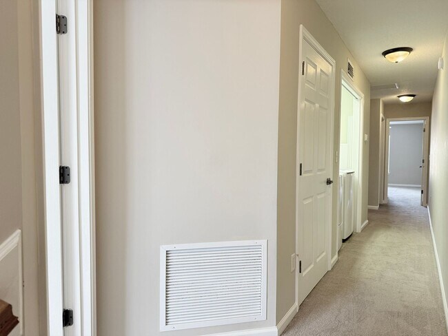 Building Photo - BEAUTIFUL 3/2.5 Hillcrest Townhome with ov...
