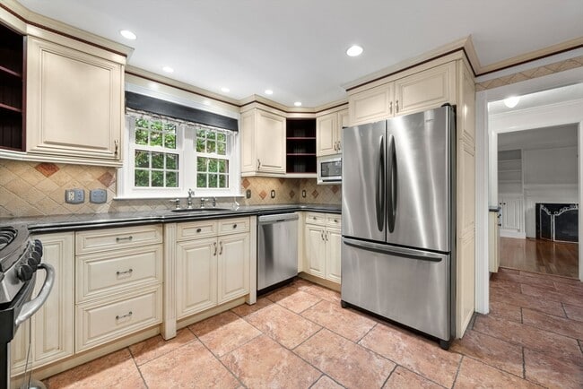 Building Photo - 39 Harland Rd