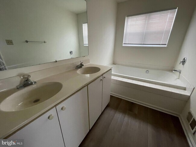 Building Photo - 4 Cognac Dr