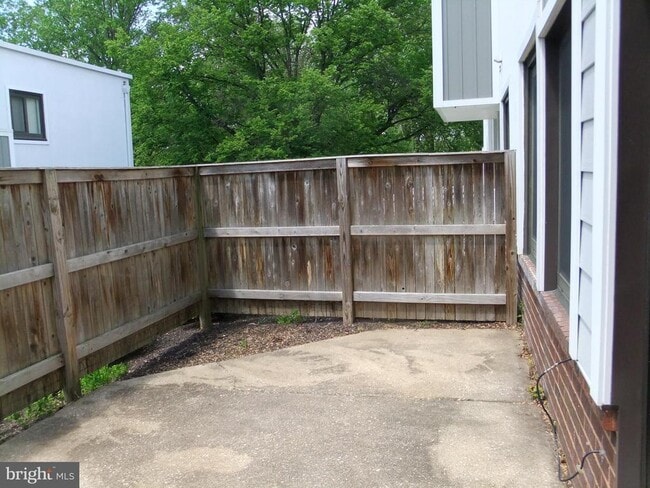 Building Photo - 1720 Oakwood Terrace