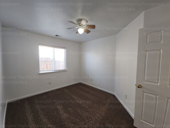 Building Photo - 5 bedrooms/ 2 baths Location Olive Dr/ Old...