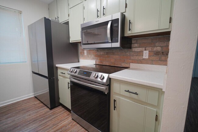 Building Photo - 3027 Oak Hammock Ln