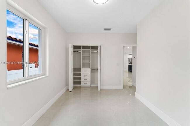 Building Photo - 555 SW 51st Ave
