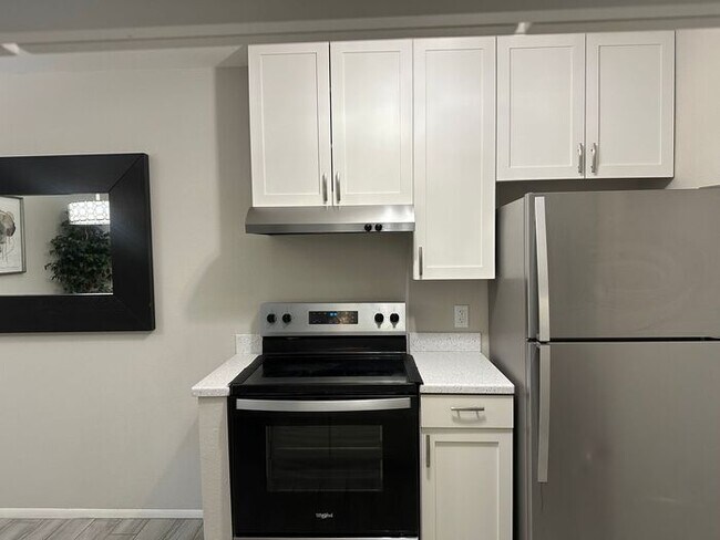 Building Photo - Charming 2 Bed 1 bath Condo