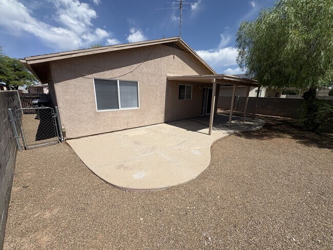 Building Photo - Move in ready east side rental