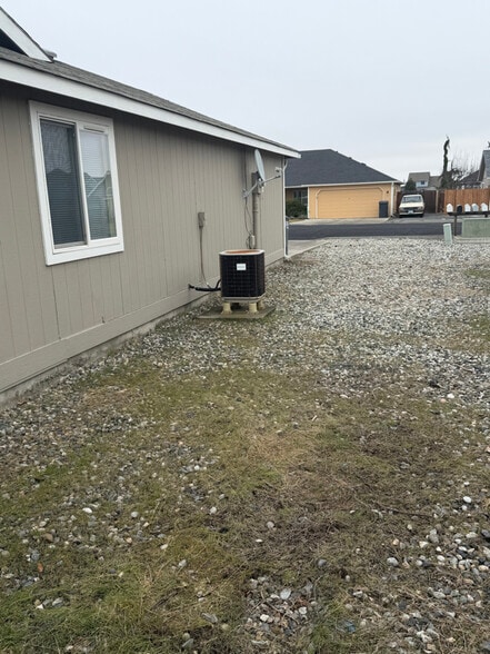 Building Photo - 223 Ivy St SE