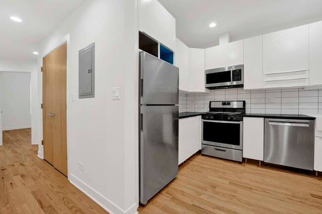 Building Photo - 118 E 57th St