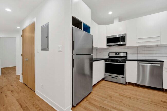 Building Photo - 120 E 57th St