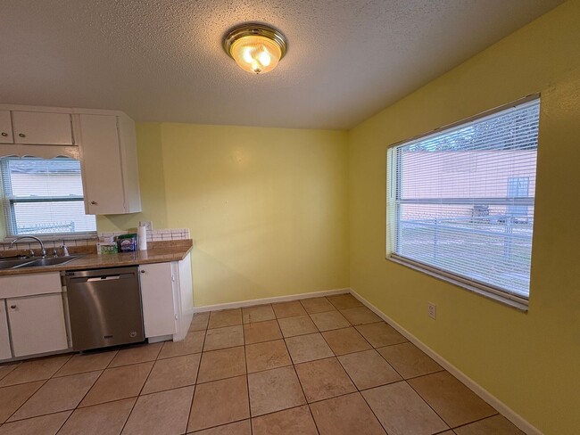 Building Photo - For Rent: 4-Bedroom Home in Lakeland