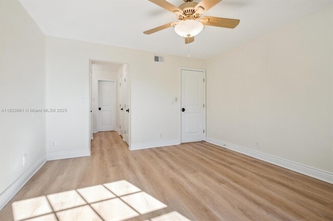 Building Photo - 6505 Bay Club Dr