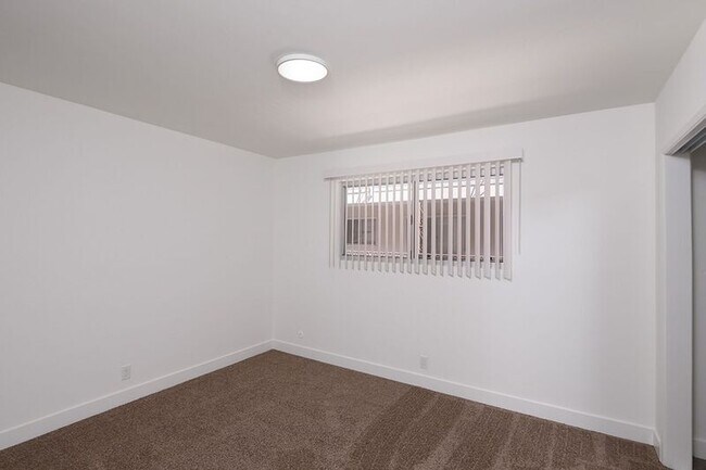 Building Photo - 3155 Montrose Ave