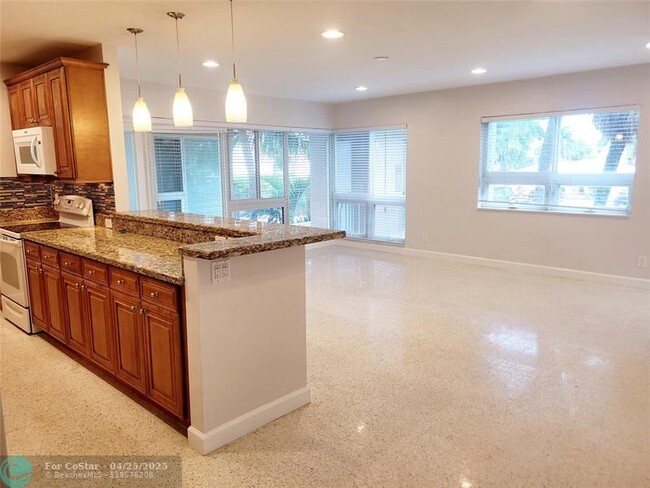 Building Photo - 711 Bayshore Dr