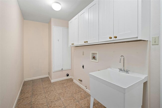Building Photo - 7110 Sungate Dr
