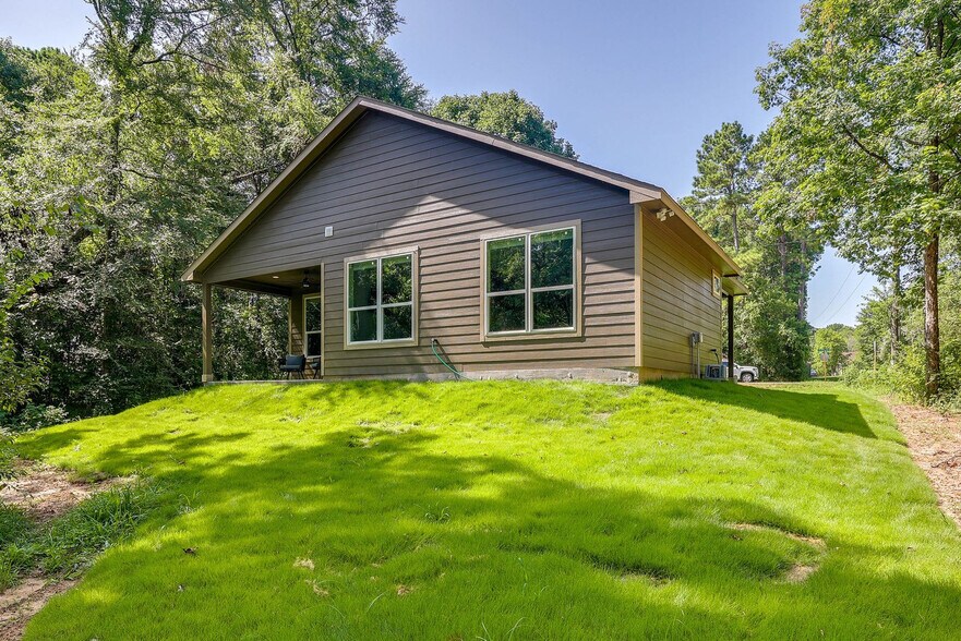 Building Photo - 11931 Lakeview Manor Dr
