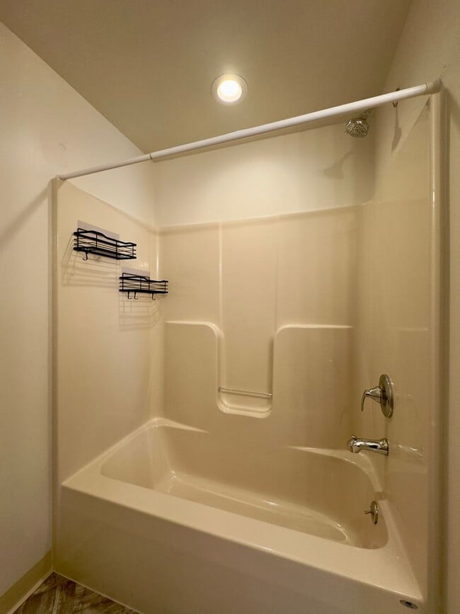 Building Photo - Charming 5 Bedroom/2 Bathroom Home with Large Backyard in Essex, MD!