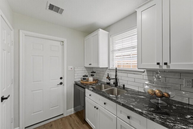 Building Photo - 15439 Indian Woods Dr