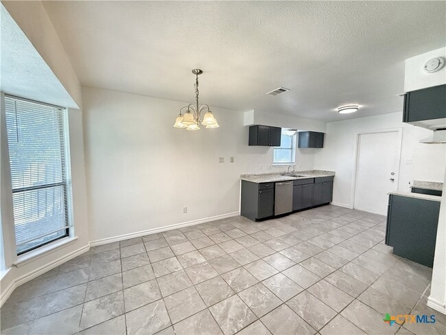 Building Photo - 912 Spring Hill Dr