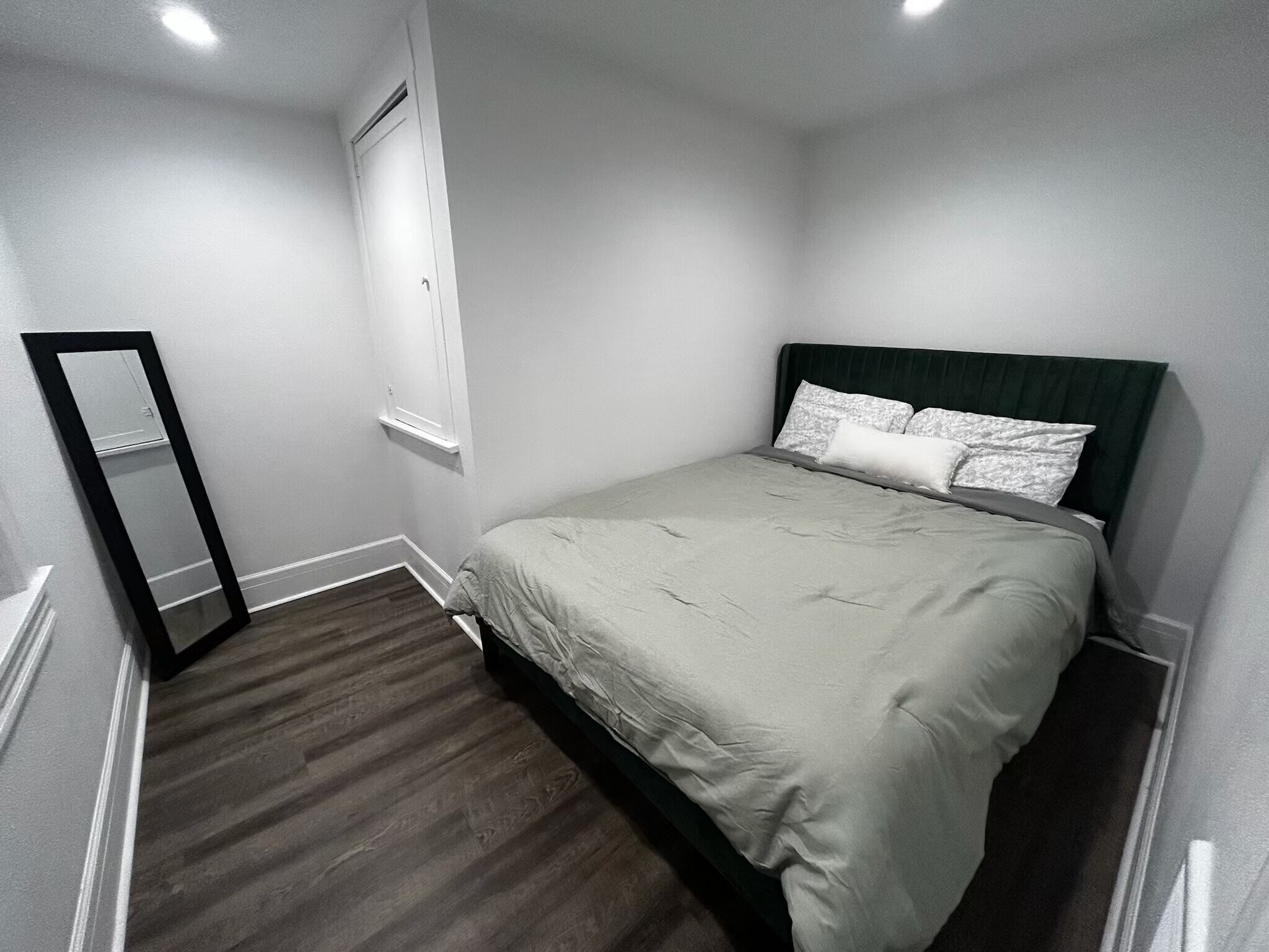 Building Photo - 2215 W Broadway Ave