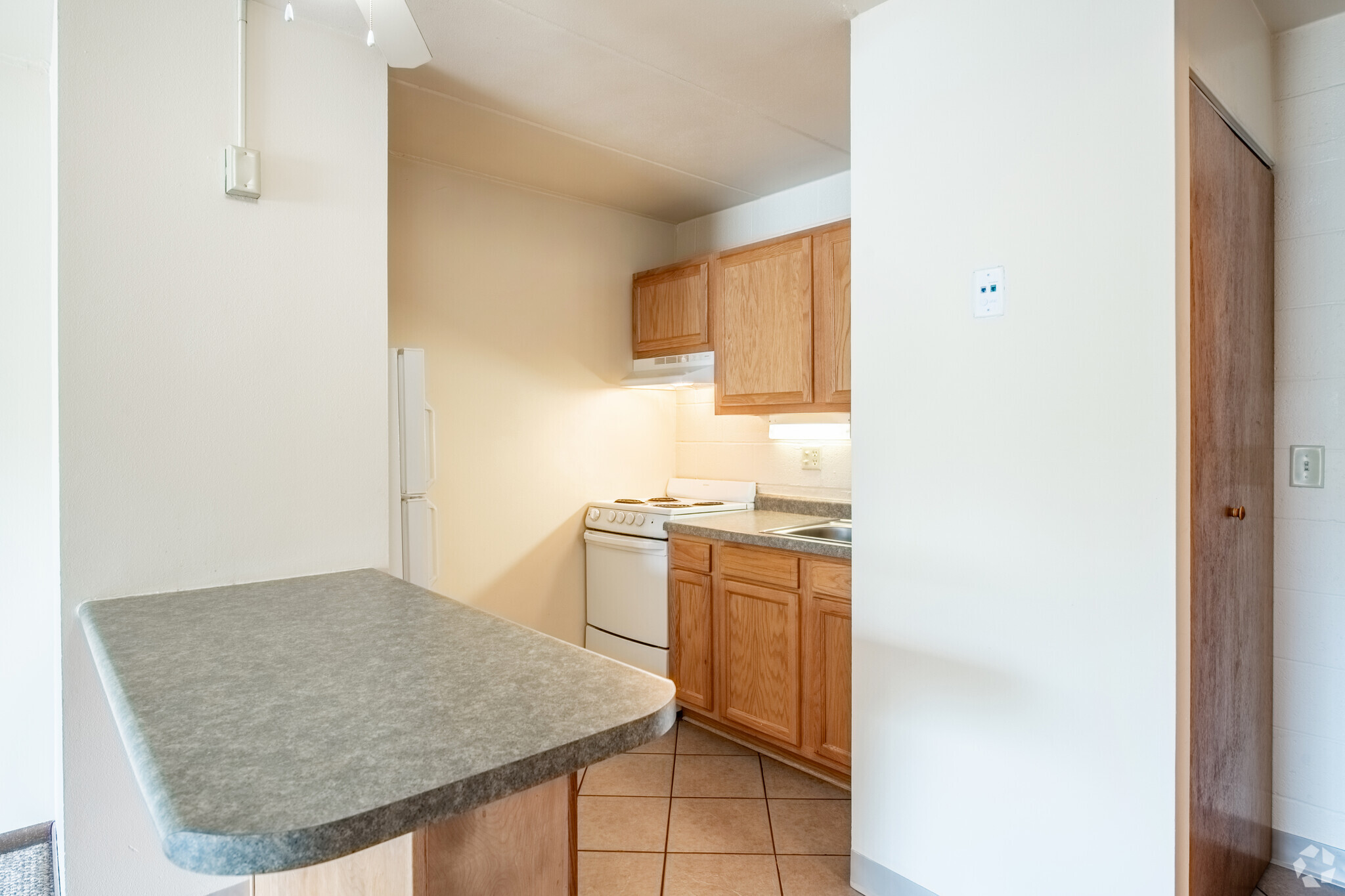 Studio Kitchen - Inez Apartments