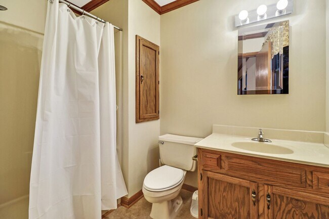 Building Photo - 3 bedroom / 2 bath on a private corner lot in Fairfield Glade