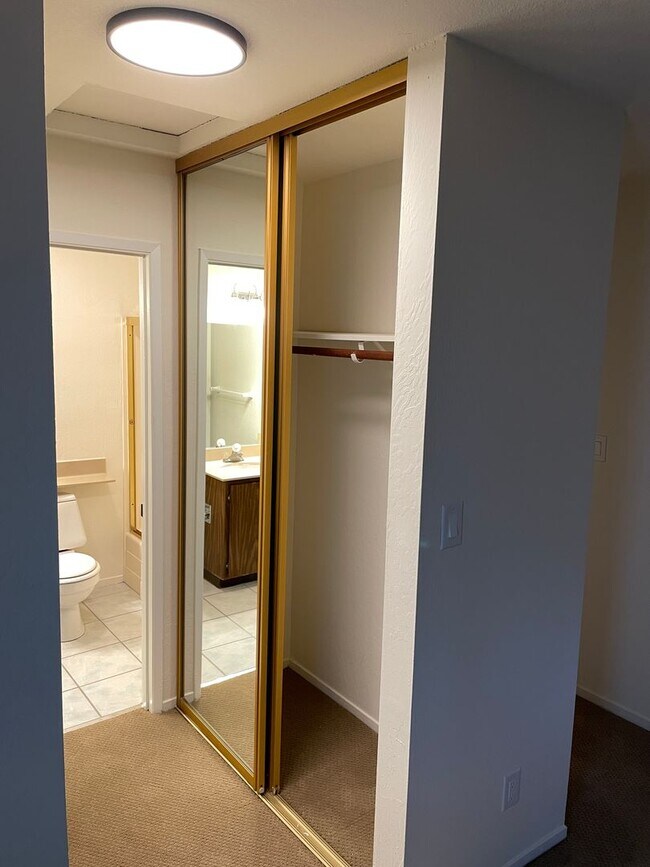 Building Photo - Updated Top Floor, Corner 2BD/ 2BA - Great...