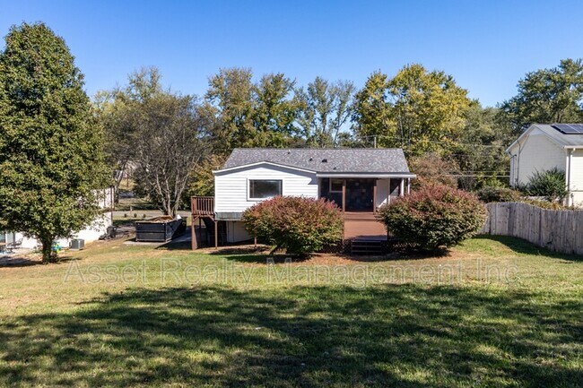 Building Photo - 1817 Sedgewick Dr