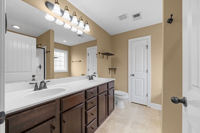 Building Photo - Three Bedroom with Bonus!