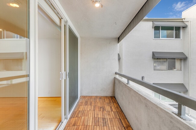 Building Photo - 8535 N W Knoll Dr