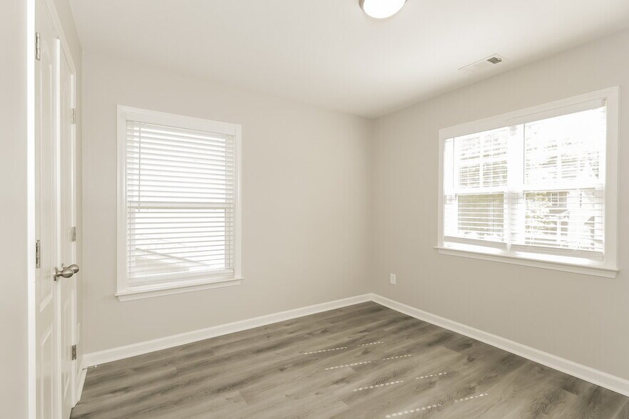 Building Photo - 128 Creekwood Tr