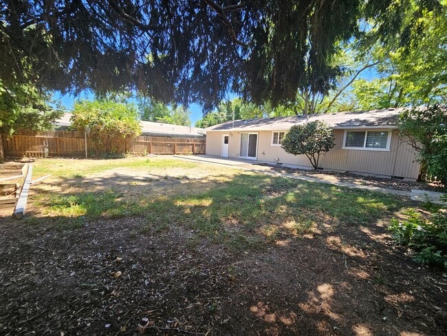 Building Photo - Home in Ideal Location with Large Backyard!