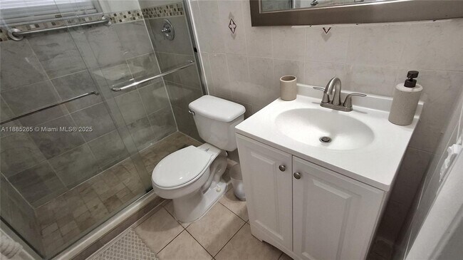 Building Photo - 5050 Bayview Dr