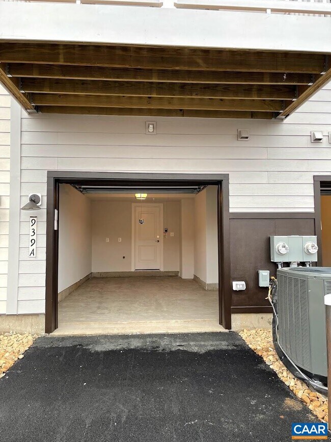 Building Photo - 939 Salamander St