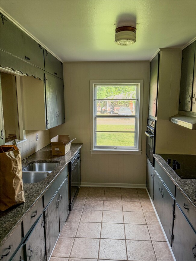 Building Photo - 109 Lakeway Dr