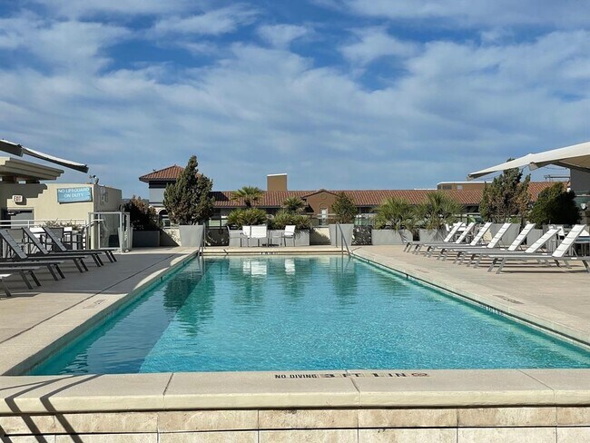 Building Photo - 300 Bowie St