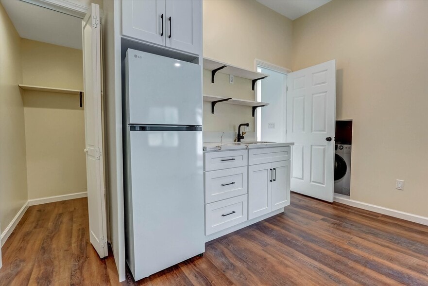 Building Photo - 17095 Kingsbury St