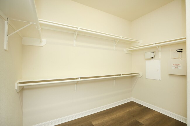 Building Photo - 9960 Golden Field Ln