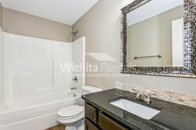 Building Photo - Large 4 bedroom 3 bathroom duplex